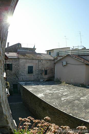 Lorenzo's House, Poggi